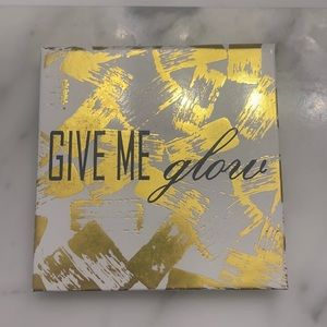 Give Me Glow Highlighter in White Noise